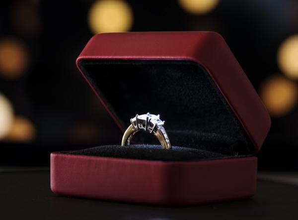 How to Save Money on a Diamond Engagement Ring