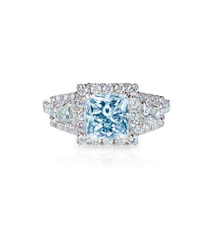 How to Accentuate an Aquamarine Engagement Ring?