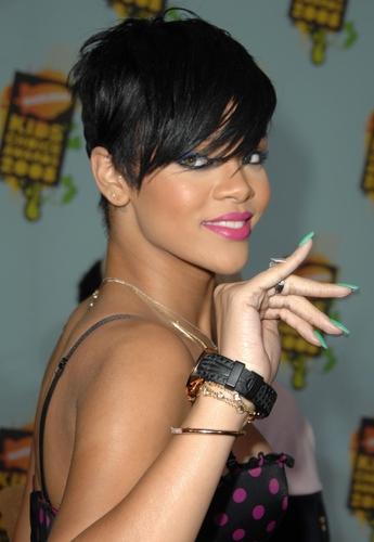 What Happened When Rihanna Flashed Her Ring in Public?