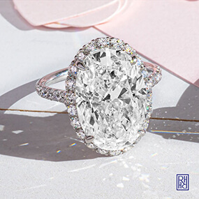 Oval engagement ring